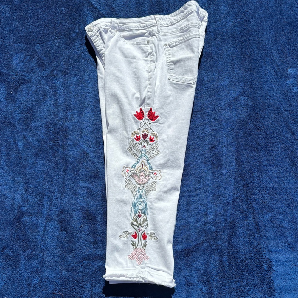 Nine West Jeans White Embroidered Chrystie Capri Women’s Size 14 💥Host Pick💥 - Picture 3 of 15